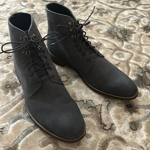 Men’s Grey Suede leather Banana Republic Noah Boots/Chukkas in size 10.5. EUC